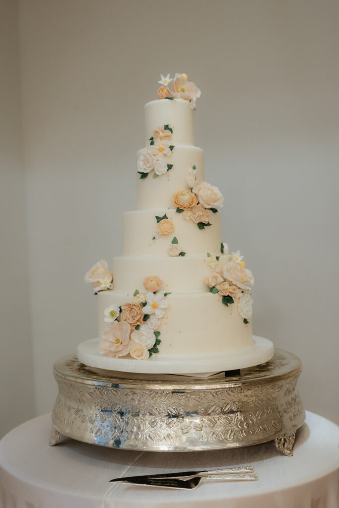 stunning wedding cake