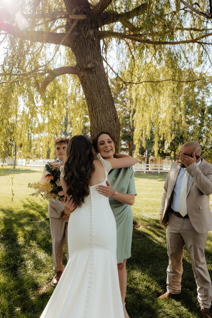 bride and her mom hugging 