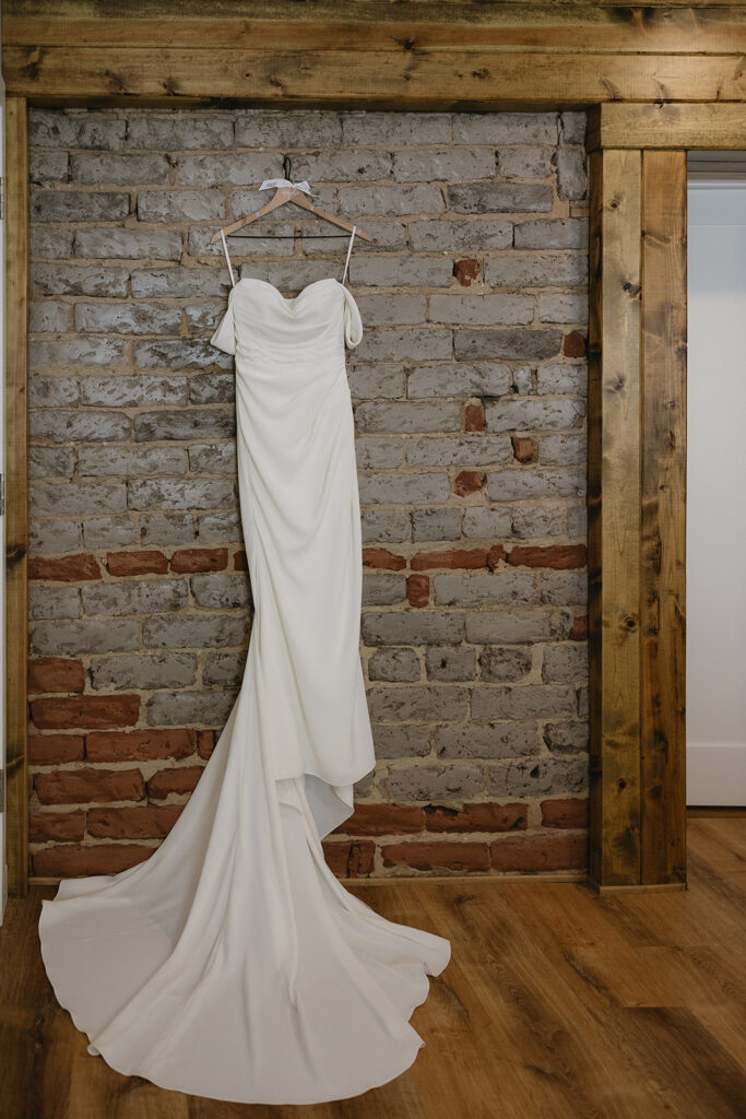 stunning picture of the wedding dress